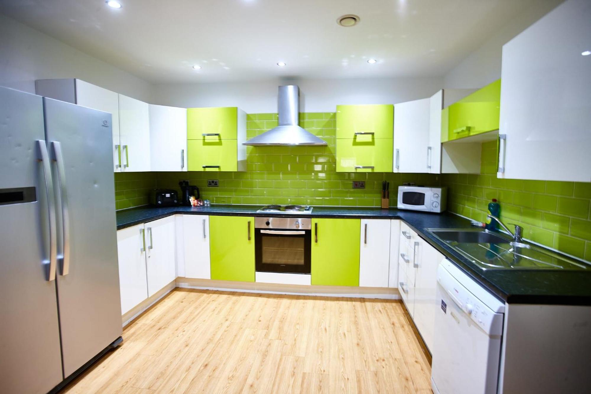 Mccartney 5 Bedrooms, 5 Bathrooms Apartment *